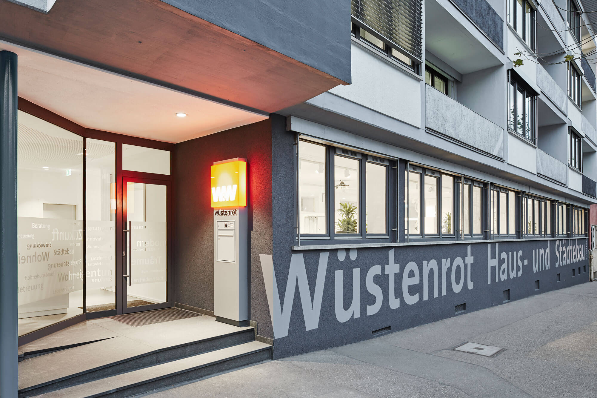 Gebäudeeingang WHS