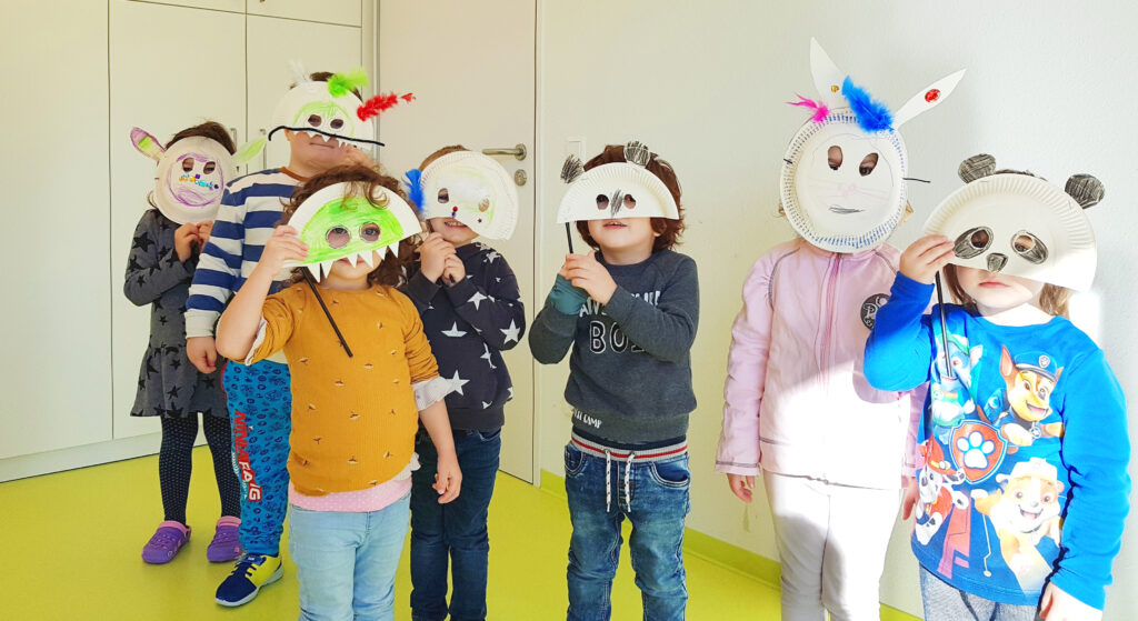 Kinder mit Maske