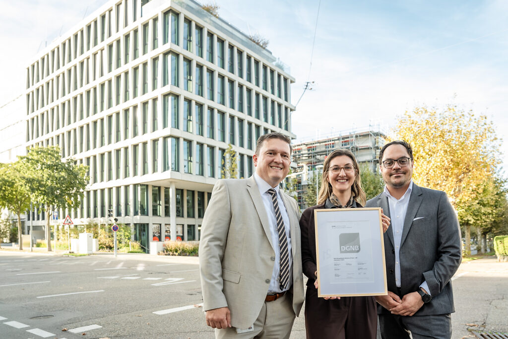 Marcus Ziemer, Geschäftsführer WHS, Lea Hagenlocher und Nikolas Lastimosa, beide WHS und DGNB-Auditoren, mit dem DGNB-Platin-Zertifikat „Gebäude im Betrieb“ (von links).