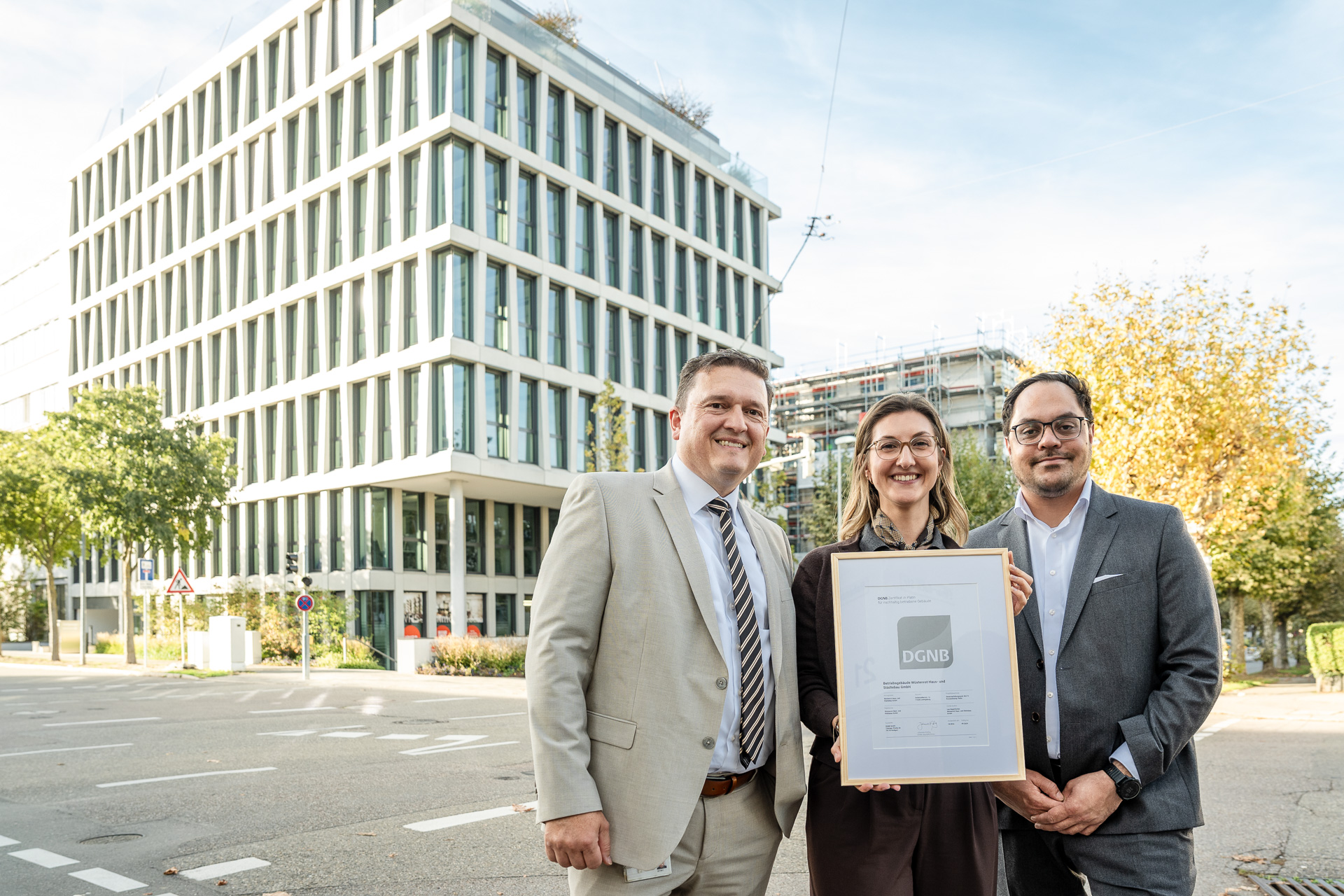 Marcus Ziemer, Geschäftsführer WHS, Lea Hagenlocher und Nikolas Lastimosa, beide WHS und DGNB-Auditoren, mit dem DGNB-Platin-Zertifikat „Gebäude im Betrieb“ (von links).