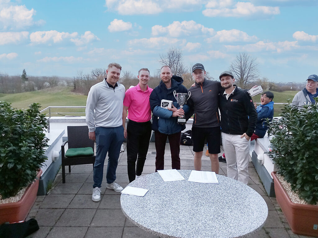 Personengruppe Golfturnier mit Pokal
