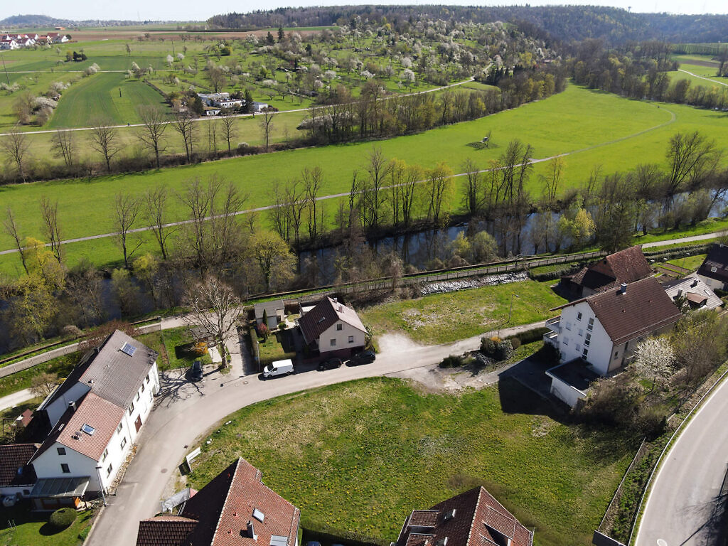Luftaufnahme des Grundstücks, auf dem die Eigentumswohnungen des Neubauprojekts "im glückswinkel" in Bietigheim-Bissingen entstehen