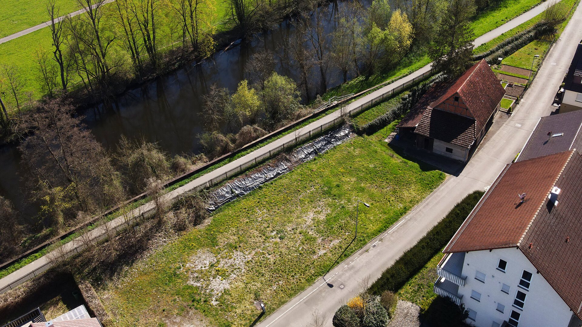 Luftaufnahme des Grundstücks, auf dem die Häuser des Neubauprojekts "im glückswinkel" in Bietigheim-Bissingen entstehen