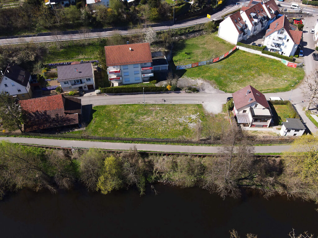 Luftaufnahme des Grundstücks, auf dem die Eigentumswohnungen des Neubauprojekts "im glückswinkel" in Bietigheim-Bissingen entstehen